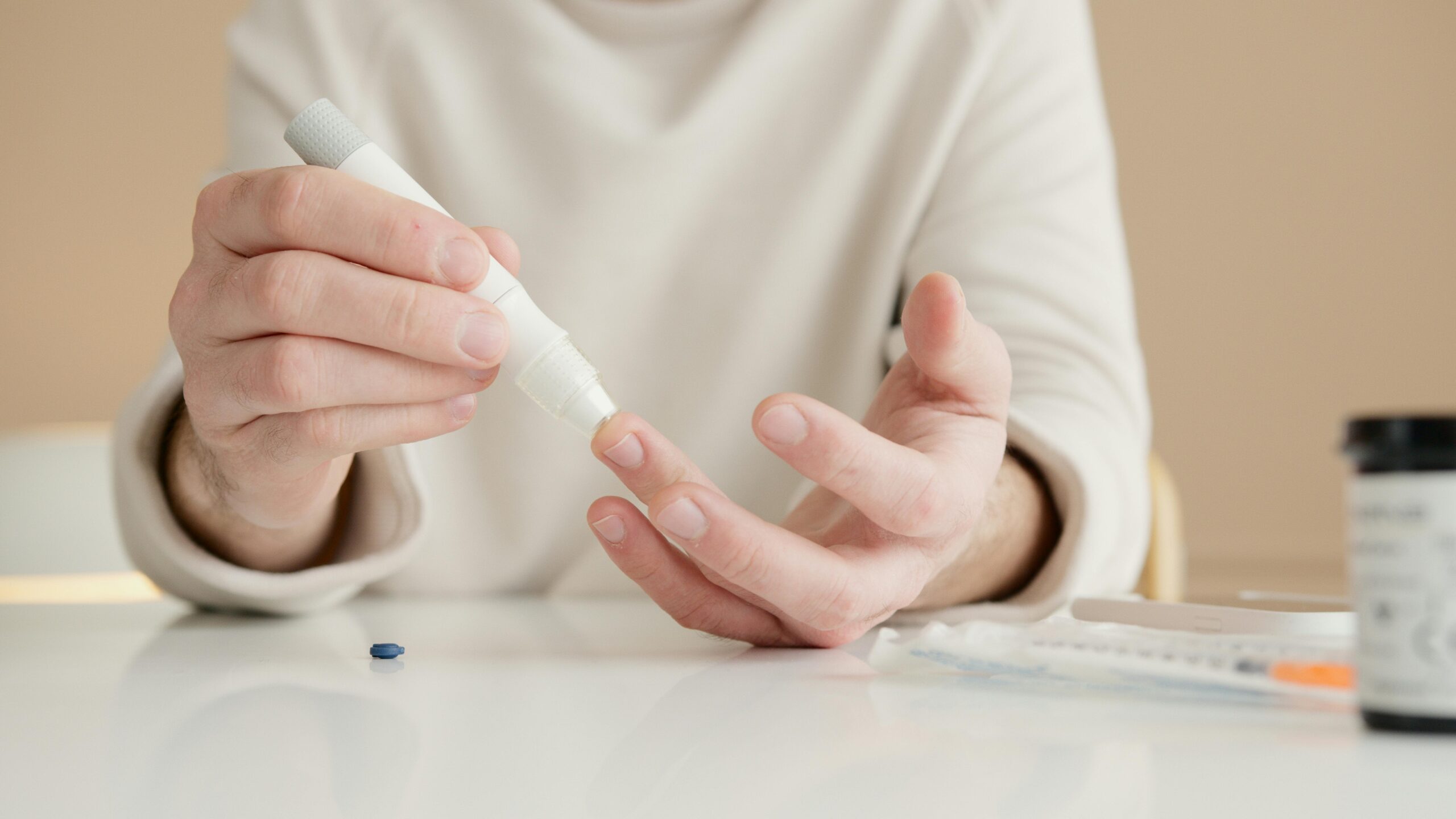 Osoba provádějící krevní test z prstu