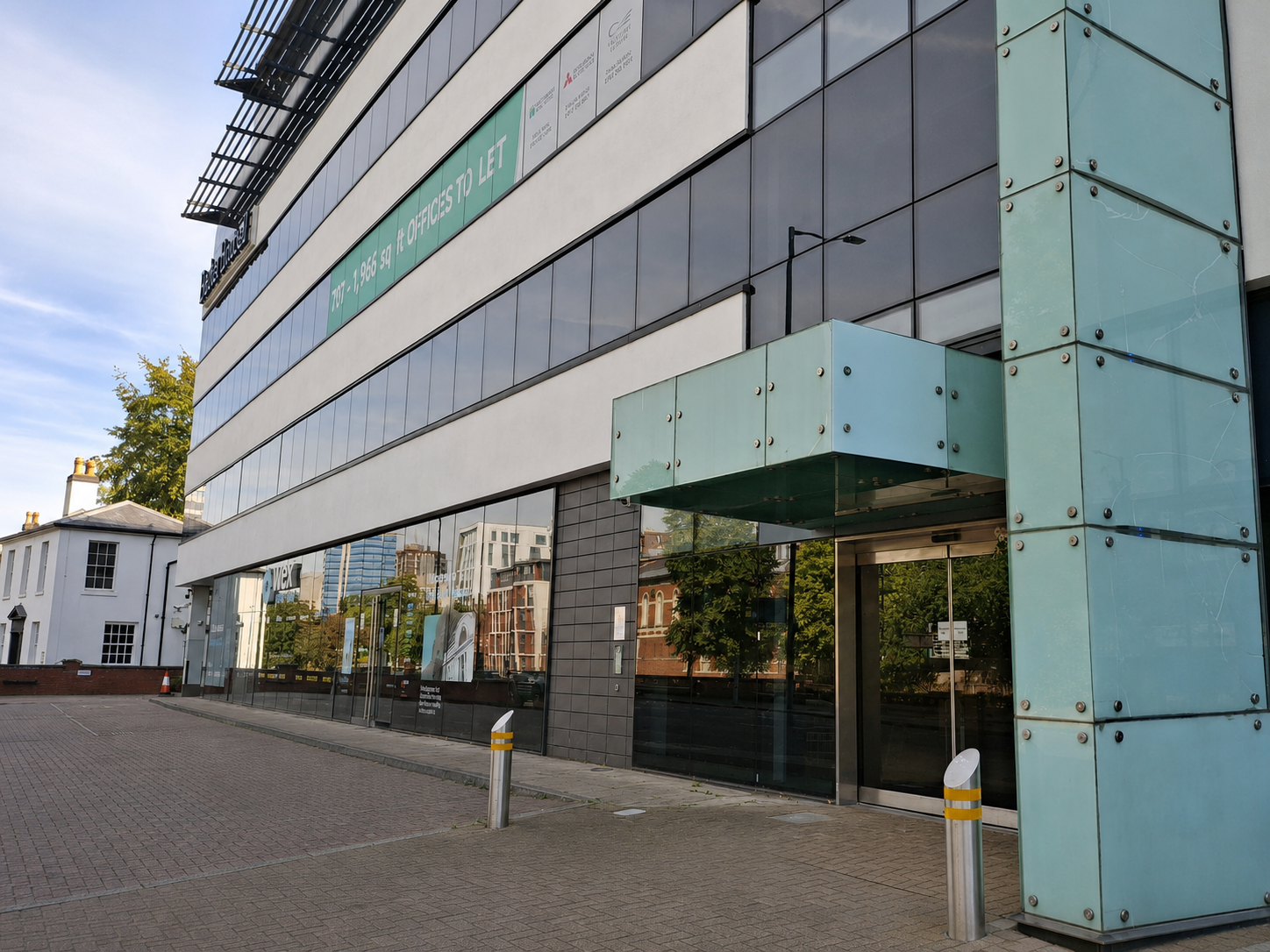 Exteriér kliniky Midlands a hlavní vchod.